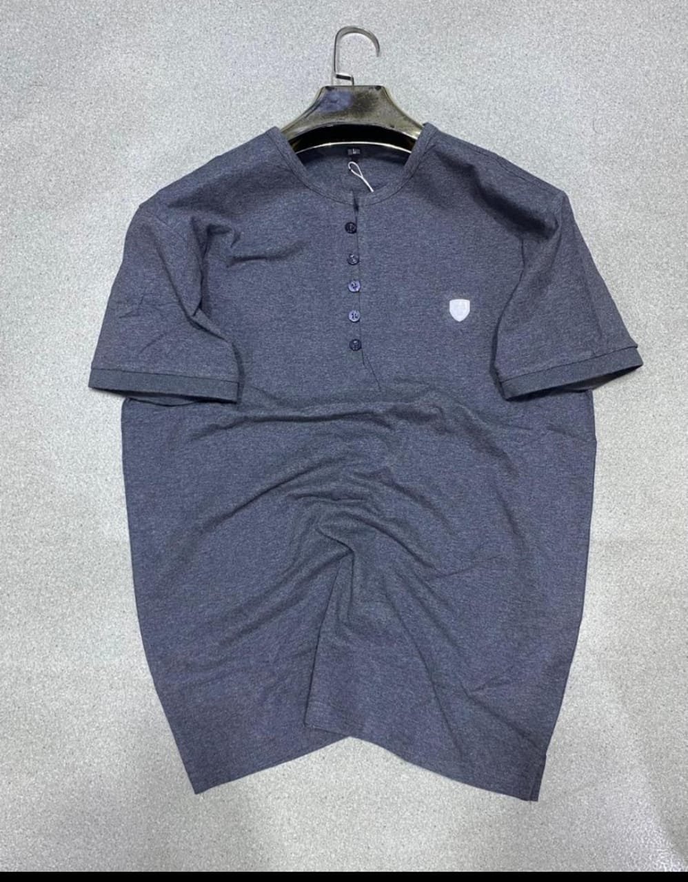 Découvrez notre t-shirt cool boutonné, au style casual chic parfait pour toutes les occasions. ✨ Tissu doux et respirant ✨ Coupe moderne et décontractée ✨ Détail écusson discret pour une touche de caractère 🔹 Disponible dès maintenant — soyez stylé sans effort !